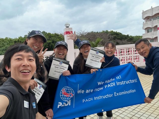 【㊗合格】

先日IE試験開催しました‼️
無事全員合格㊗️🎉
⁡
これからもインストラクターとして活躍してください🙌😊
—————————————
ライセンス講習🤿
⛄️早割キャンペーン開催中⛄️
⁡
公式LINE・お電話☎️:0980-76-3850
DM💌にてお問い合わせください❣️
-————————————
今日の気温🌡️ 20℃
今日の水温🪼 22℃
今日の海🏖️:下地エリア🐟
①サンゴホール
②魔王の宮殿
③ミニグロット
 #インストラクター  #ダイビング  #宮古島 #うみ  #おめでとう